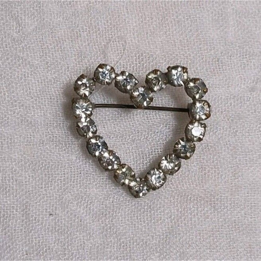 Vintage Rhinestone Heart Brooch 1" Silvertone Pin 18 Rhinestones